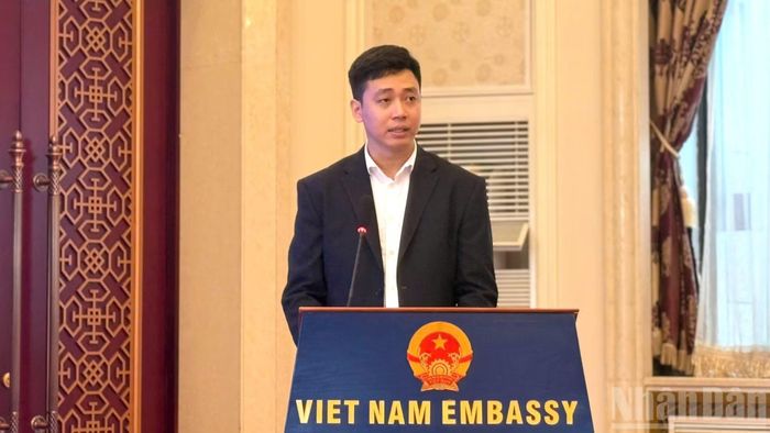 Đồng chí Nguyễn Lê Anh Khoa, Liên chi Đoàn Thanh niên Cộng sản Hồ Chí Minh tại Bắc Kinh (Trung Quốc) giới thiệu những nét nổi bật về công tác Đoàn, nhất là những nỗ lực đưa các chủ trương, chính sách của Đảng và Nhà nước đến gần hơn với tân sinh viên, định hướng việc học tập và nghiên cứu, từ đó đóng góp thiết thực hơn cho đất nước.