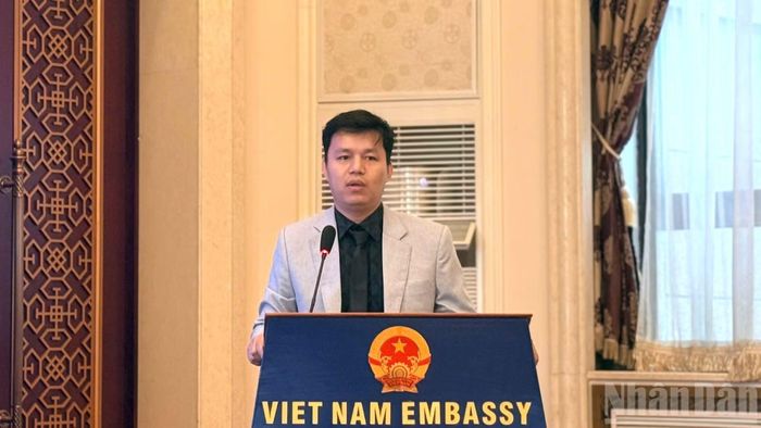 Chủ tịch Hội Lưu học sinh Việt Nam tại Bắc Kinh Đỗ Văn Thành gửi gắm 3 thông điệp “chủ động, gắn kết và trưởng thành” với các tân sinh viên, trong đó nhấn mạnh tinh thần chủ động học hỏi, thích nghi với môi trường mới; mạnh dạn kết nối, chia sẻ và hỗ trợ lẫn nhau; đồng thời coi thời gian học tập tại Bắc Kinh là cơ hội tích lũy tri thức, rèn luyện kỹ năng, bản lĩnh và trách nhiệm.