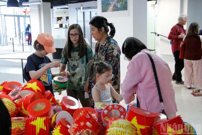Không gian trải nghiệm văn hóa dân gian phong phú trong chương trình Lễ hội trăng rằm tổ chức tại Trung tâm Văn hóa Việt Nam tại Pháp.