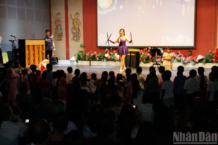 Nghệ sĩ Giang Mỹ Phụng mang đến màn trình diễn ảo thuật biến hóa bất ngờ, thu hút sự chú ý của đông đảo các bạn nhỏ.
