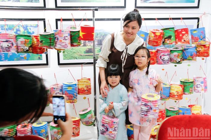 Đông đảo các gia đình kiều bào đưa con em đến tham dự, tạo nên không khí sum vầy, đầm ấm giữa lòng thủ đô Paris.
