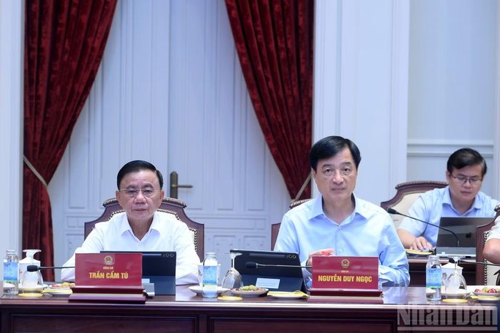 Thường trực Ban Bí thư Trần Cẩm Tú và các đồng chí lãnh đạo dự phiên họp.