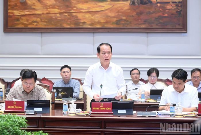 Bộ trưởng Tư pháp Hoàng Thanh Tùng trình bày báo cáo tại phiên họp.