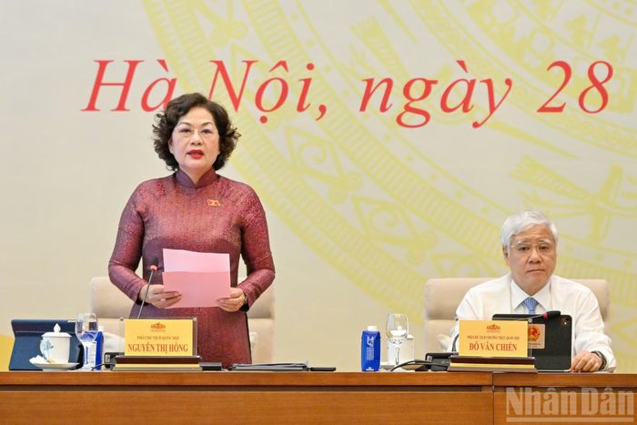 Phó Chủ tịch Quốc hội Nguyễn Thị Hồng điều hành phiên họp thảo luận về nhóm dự án thuộc lĩnh vực kinh tế, tài chính, gồm các dự án luật: Luật sửa đổi, bổ sung một số điều của Luật Chứng khoán; Luật sửa đổi, bổ sung một số điều của Luật Kế toán, Luật Kiểm toán độc lập; Luật Phát triển doanh nghiệp nhỏ và vừa.