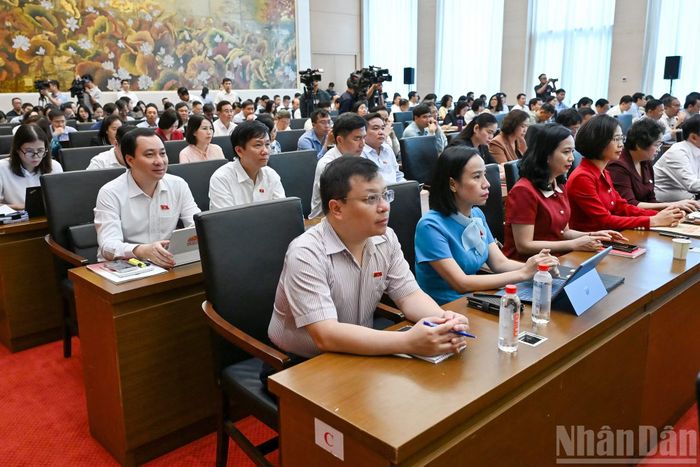 Các đại biểu Quốc hội hoạt động chuyên trách dự hội nghị.