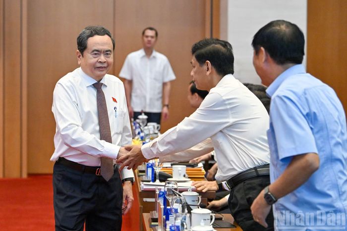 Chủ tịch Quốc hội Trần Thanh Mẫn với các đại biểu dự hội nghị.