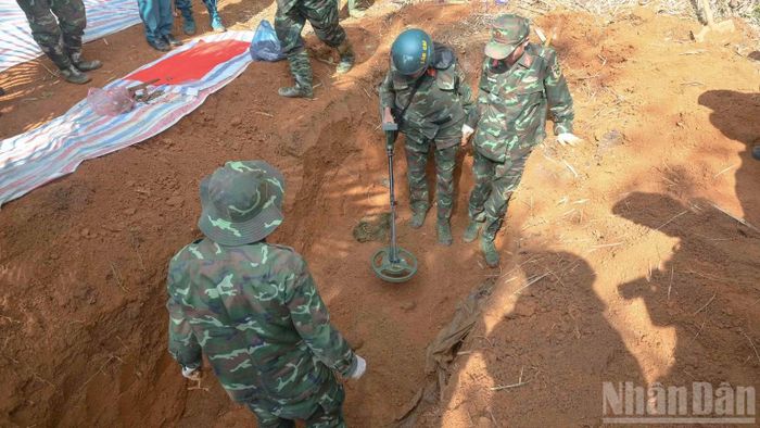 Lực lượng công binh tiến hành rà phá và xử lý vật liệu nổ trong quá trình cất bốc hài cốt liệt sĩ, bảo đảm tuyệt đối an toàn. (Ảnh: CÔNG HẢI)