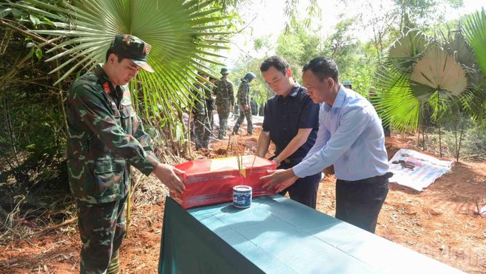 Quá trình cất bốc hài cốt liệt sĩ được tiến hành cẩn trọng, tỉ mỉ, bảo đảm an toàn và giữ gìn sự tôn nghiêm đối với các liệt sĩ. (Ảnh: CÔNG HẢI)
