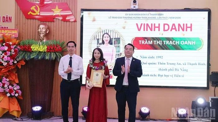 Vinh danh em Trầm Thị Trạch Oanh đạt học vị tiến sĩ. (Ảnh: QV)