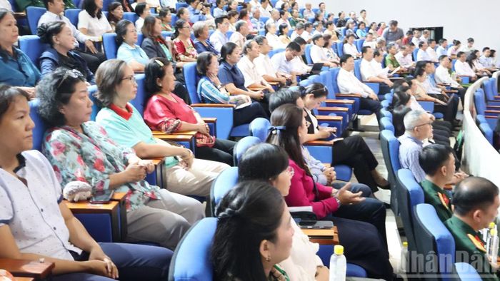 Cử tri Thành phố tham dự hội nghị tiếp xúc cử tri. (Ảnh: VƯƠNG LÊ)