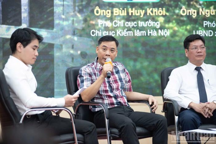 Ông Bùi Huy Khôi, Phó Chi cục trưởng Chi cục Kiểm lâm Hà Nội, trả lời câu hỏi của phóng viên. (Ảnh: NGỌC DUY)