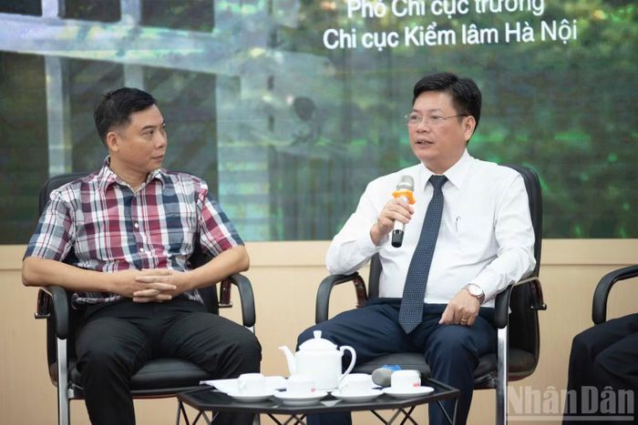 Ông Nguyễn Văn Công, Phó Chủ tịch Ủy ban nhân dân xã Phúc Thọ (bên phải).