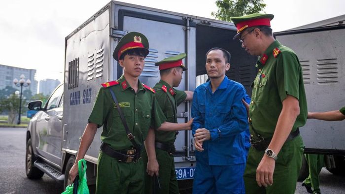Các bị cáo được dẫn giải đến tòa. (Ảnh: ĐỨC TRUNG)