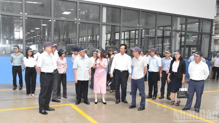 Lãnh đạo tỉnh Đồng Tháp thăm hỏi, động viên doanh nghiệp tại Khu công nghiệp Long Giang, xã Tân Phước 3, tỉnh Đồng Tháp. (Ảnh: NGUYỄN SỰ)