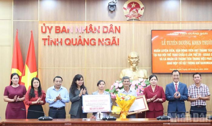 Phó Chủ tịch Thường trực Ủy ban nhân dân tỉnh Quảng Ngãi Y Ngọc cùng lãnh đạo Sở Văn hóa, Thể thao và Du lịch tỉnh Quảng Ngãi trao Bằng khen và tặng hoa ghi nhận tinh thần trách nhiệm của công dân Dương Đình Lục trong việc phát hiện và giao nộp cổ vật Tượng thần Khỉ Hanuman. (Ảnh: HIỂN CỪ)