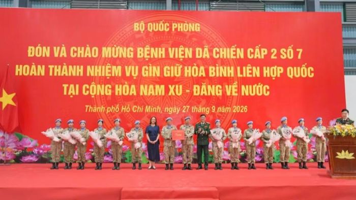 Thủ trưởng Quốc phòng và Tổng Lãnh sự Australia tặng hoa cán bộ, chiến sĩ Bệnh viện dã chiến cấp 2 số 7. (Ảnh: CTV)