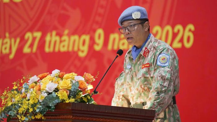 Trung tá, Tiến sĩ, bác sĩ Trần Đức Tài, Giám đốc Bệnh viện dã chiến cấp 2 số 7 báo cáo kết quả công tác. (Ảnh: CTV)