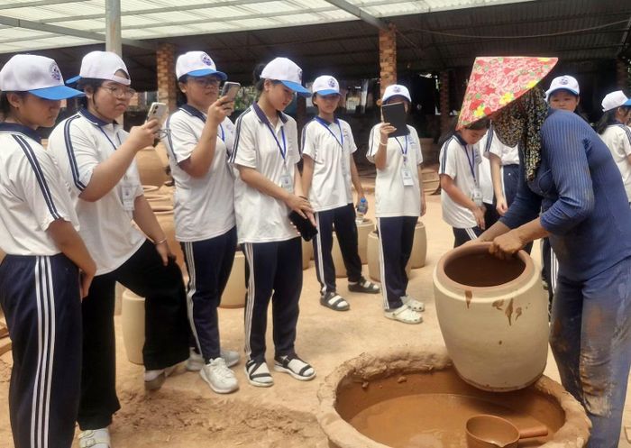 Học sinh trải nghiệm nghề làm gốm. (Ảnh: Lê Đình Thìn)