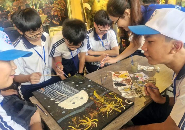 Học sinh vẽ tranh sơn mài. (Ảnh: Lê Đình Thìn)