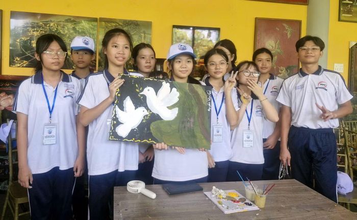Học sinh vẽ tranh sơn mài. (Ảnh: Lê Đình Thìn)