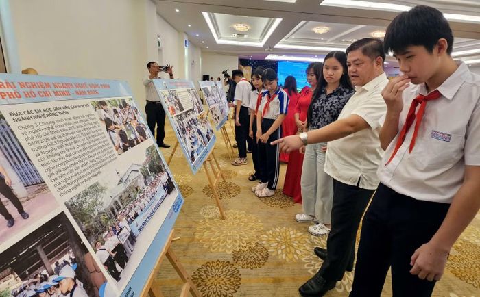 Học sinh và Ban tổ chức xem lại những hình ảnh trải nghiệm làng nghề nông thôn. (Ảnh: Lê Đình Thìn)