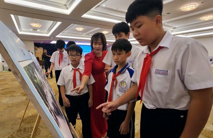 Cô và trò cùng nhau xem lại những hành trình trải nghiệm. (Ảnh: Lê Đình Thìn)