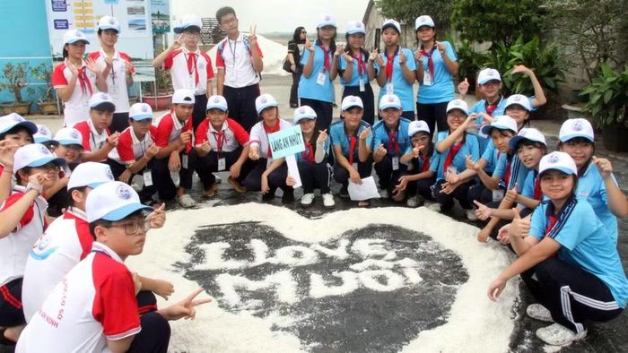 Học sinh trải nghiệm nghề làm muối truyền thống ở Long Điền, Thành phố Hồ Chí Minh. (Ảnh: Lê Đình Thìn)