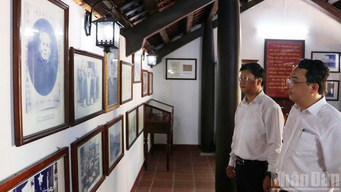 Lãnh đạo xã Thạnh Bình tham quan Nhà Lưu niệm cụ Huỳnh Thúc Kháng. (Ảnh: QV)