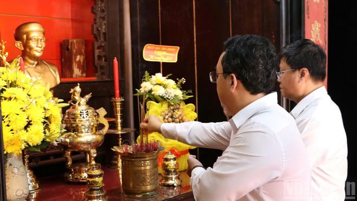 Lãnh đạo xã Thạnh Bình dâng hương tưởng niệm và tri ân cụ Huỳnh Thúc Kháng tại Nhà Lưu niệm cụ Huỳnh Thúc Kháng. (Ảnh: QV)