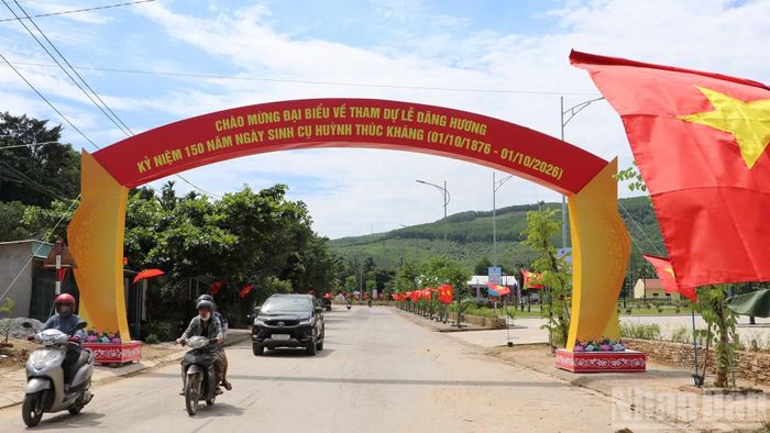 Tuyến đường đi lên Nhà Lưu niệm cụ Huỳnh Thúc Kháng đã được trang trí cờ hoa rực rỡ. (Ảnh: QV)