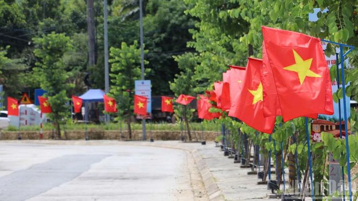 Khoảng 3.000 lá cờ Tổ quốc đã được trang trí trên các tuyến đường lên Nhà Lưu niệm cụ Huỳnh Thúc Kháng. (Ảnh: QV)