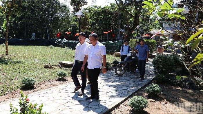 Lãnh đạo xã Thạnh Bình thường xuyên kiểm tra công tác chuẩn bị tại Nhà Lưu niệm cụ Huỳnh Thúc Kháng. (Ảnh: QV)