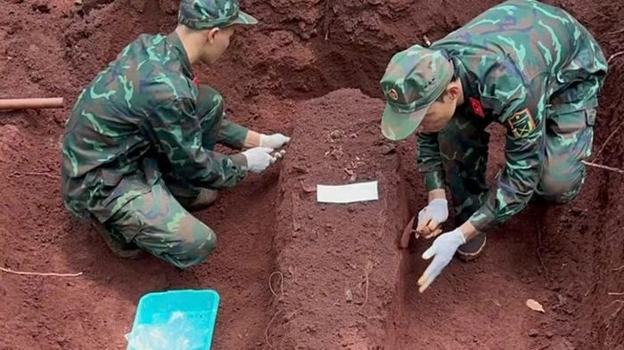 Các chiến sĩ Đội K76 cẩn trọng quy tập hài cốt liệt sĩ tại khu vực biên giới thành phố Đồng Nai. (Ảnh: Đội K76)