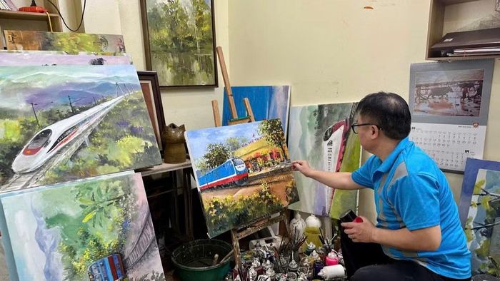  Họa sĩ Quỳnh Thơm trong quá trình vẽ các tác phẩm. (Ảnh: NVCC) 