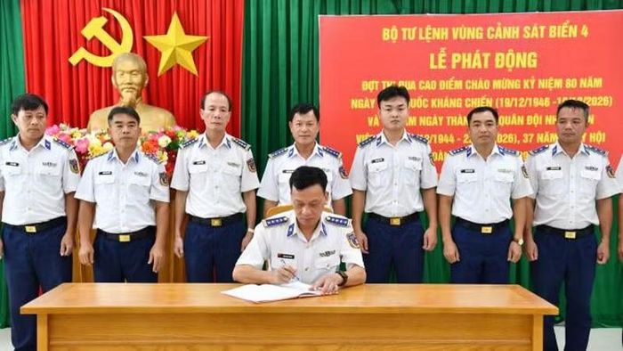 Đại diện các cơ quan, đơn vị ký kết giao ước thi đua. (Ảnh: Bộ Tư lệnh Vùng Cảnh sát biển 4 cung cấp)