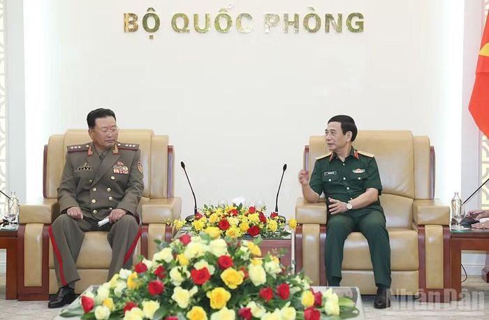 Đại tướng Phan Văn Giang trao đổi với Thượng tướng Ryo Chol Ung tại buổi tiếp.