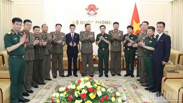 Đại tướng Phan Văn Giang trao đổi với Thượng tướng Ryo Chol Ung cùng các đại biểu tại buổi tiếp. (Ảnh: QUANG PHONG)