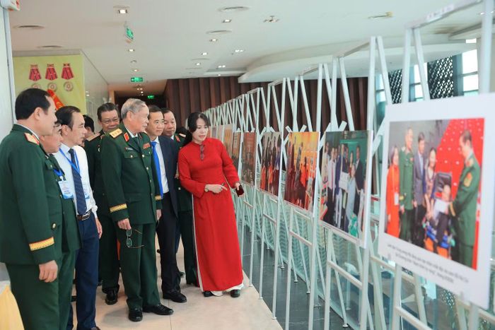 Các đại biểu tham quan triển lãm ảnh về các hoạt động của Hội Nạn nhân chất độc da cam/dioxin Việt Nam. (Ảnh: THU MINH)