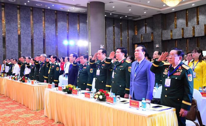 Các đại biểu thực hiện nghi thức chào cờ. (Ảnh: VŨ DUY)