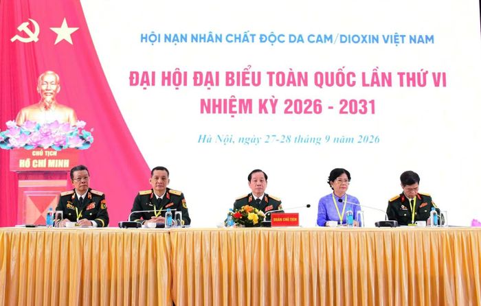 Đoàn Chủ tịch điều hành Đại hội. (Ảnh: VŨ DUY)