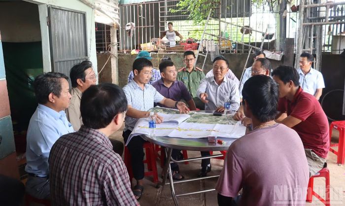 Vận động người dân xã Đông Sơn nhận tiền bồi thường, bàn giao mặt bằng để thi công dự án Dung Quất-Sa Huỳnh bảo đảm theo kế hoạch. (Ảnh: HIỂN CỪ)