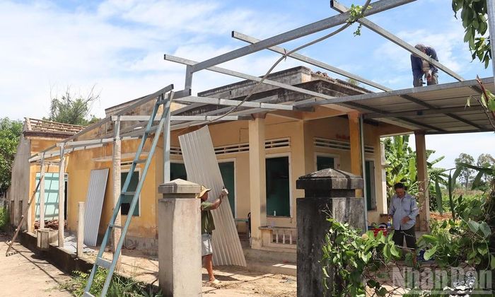 Sau khi vận động, nhiều hộ dân ở xã An Phú đã đồng thuận tháo dỡ nhà ở, bàn giao mặt bằng dự án đường ven biển Dung Quất-Sa Huỳnh. (Ảnh: HIỂN CỪ)