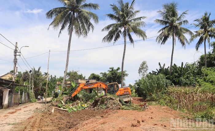 Đơn vị thi công tiếp cận mặt bằng ngay sau khi người dân bàn giao. (Ảnh: HIỂN CỪ)