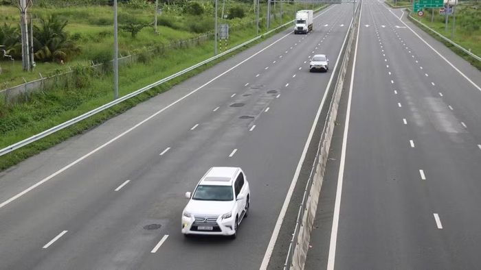 Nhiều vị trí tại km234 cao tốc Vĩnh Hảo-Phan Thiết, đoạn gần nút giao Ba Bàu xuất hiện các vết trám. (Ảnh đơn vị thi công cung cấp)