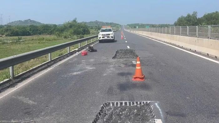 Các đơn vị khắc phục "ổ gà". (Ảnh đơn vị thi công cung cấp)