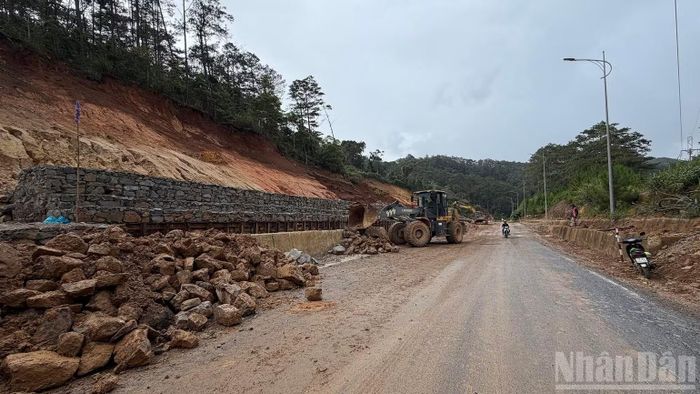 Sau hơn 2 tháng thi công, đến nay, vị trí sạt lở ta-luy dương tại Km111+980 Km112+300 chạy qua địa phận xã Măng Đen đã thi công hoàn thành hơn 80% khối lượng. (Ảnh: HIỂN CỪ)