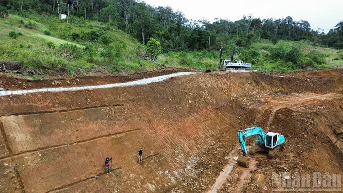 Sau hơn 50 ngày thi công, đến nay, tại vị trí sạt lở tại Km 76+800-Km 77+154 đoạn qua địa bàn xã Kon Plông, nhà thầu đã thực hiện được hơn 20% khối lượng theo hợp đồng. (Ảnh: HIỂN CỪ)