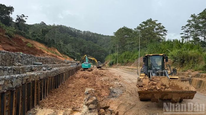 Các đơn vị thi công đang khẩn trương khắc phục vị trí sạt lở ta-luy dương tại Km111+980 Km112+300 chạy qua địa phận xã Măng Đen. (Ảnh: HIỂN CỪ)