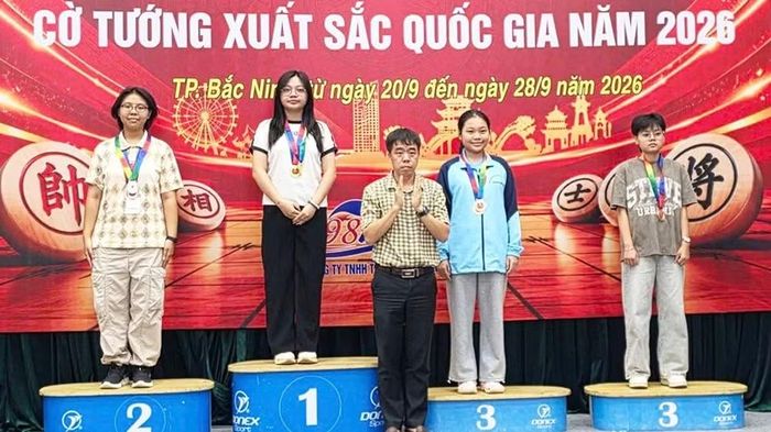 Vận động viên Trần Trà My, Bắc Ninh nhận Huy chương Vàng nội dung cờ truyền thống nữ cờ siêu chớp. (Ảnh: CD)