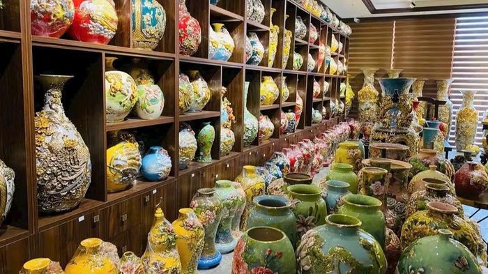 Một số sản phẩm gốm của làng nghề Bát Tràng, thành phố Hà Nội. (Ảnh: HÀ ANH)